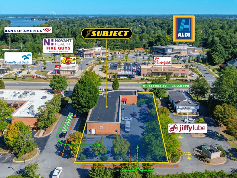 20110 W Catawba Ave, Cornelius, NC à vendre - Photo du bâtiment - Image 2 de 8