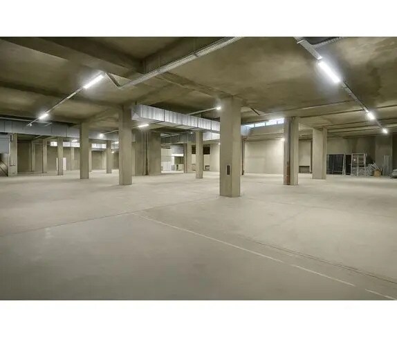 Industrial in Paris for lease Building Photo- Image 1 of 7