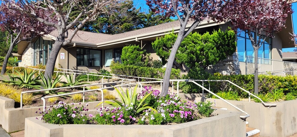26135 Carmel Rancho Blvd, Carmel, CA for lease - Building Photo - Image 3 of 5