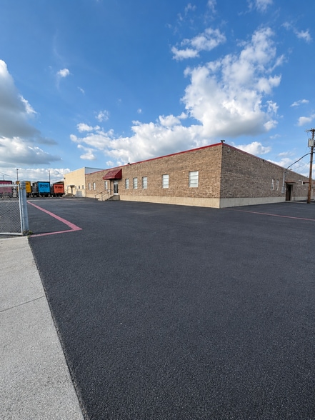 4818 Woodall St, Dallas, TX for lease - Building Photo - Image 3 of 14