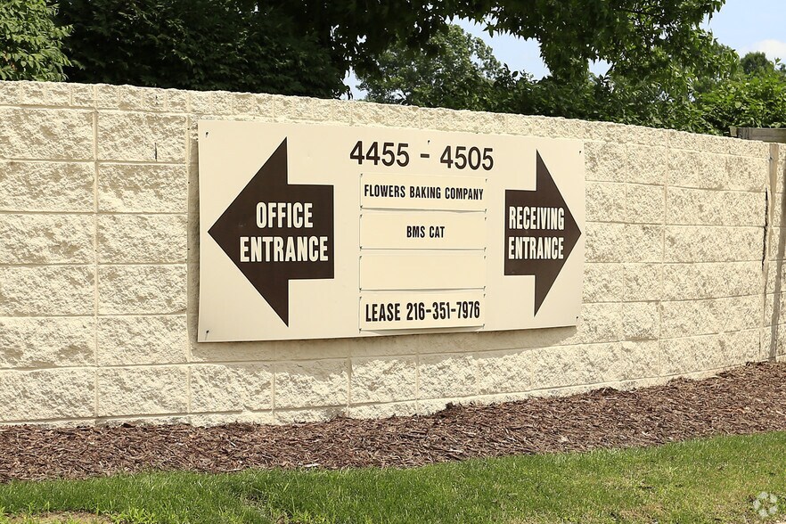 4455-4505 Industrial Pky, Cleveland, OH à louer - Photo du bâtiment - Image 2 de 8