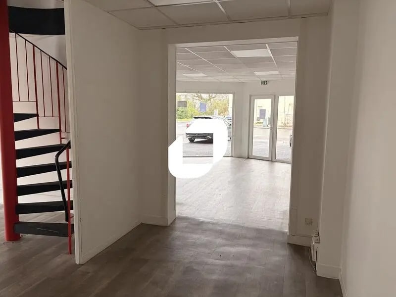 Retail in Mérignac for lease Interior Photo- Image 1 of 6