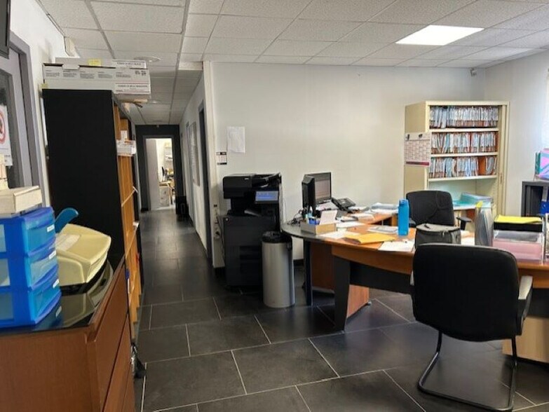 Office in Salon-de-Provence for lease - Interior Photo - Image 1 of 14