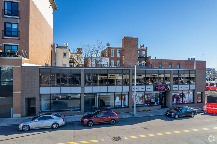 221-239 Border St, Boston, MA for lease - Building Photo - Image 2 of 4