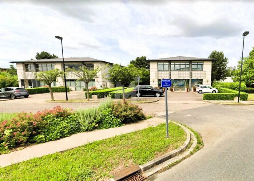 Office in Saint-Pierre-du-Perray for lease - Building Photo - Image 1 of 12