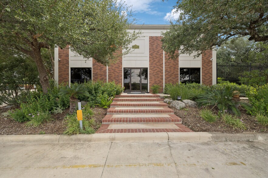 24114 Blanco Rd, San Antonio, TX à vendre - Photo du bâtiment - Image 2 de 12