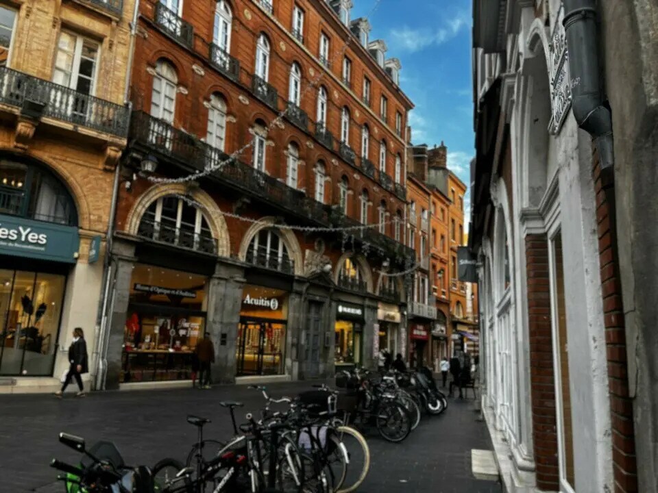 Retail in Toulouse for lease Building Photo- Image 1 of 3