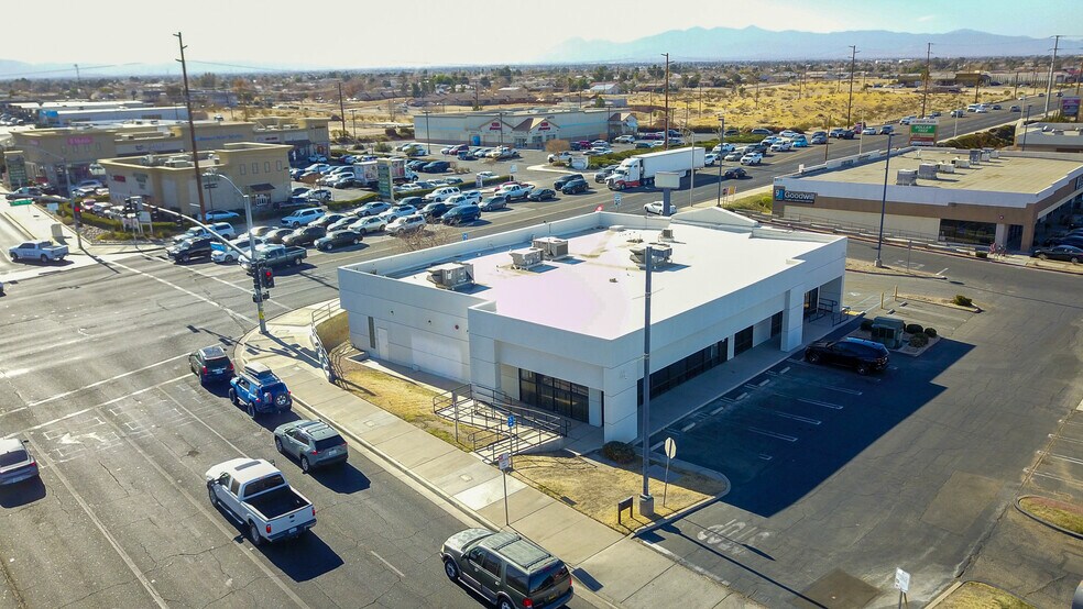 16990 Bear Valley Rd, Victorville, CA à vendre - Photo du bâtiment - Image 2 de 33