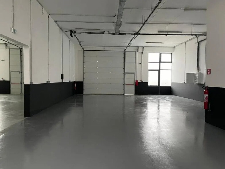 Industrial in Villejuif for lease - Building Photo - Image 1 of 8