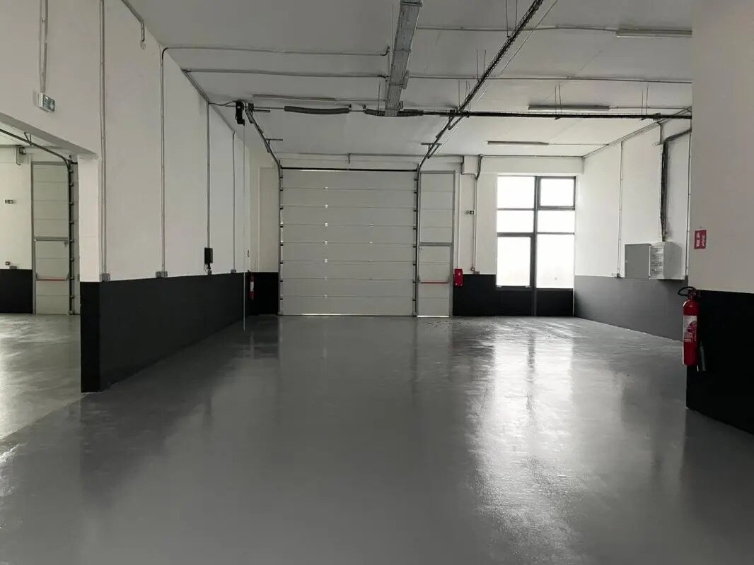 Industrial in Villejuif for lease Building Photo- Image 1 of 9