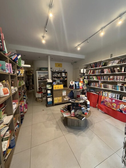 Retail in Paris for lease - Interior Photo - Image 2 of 9