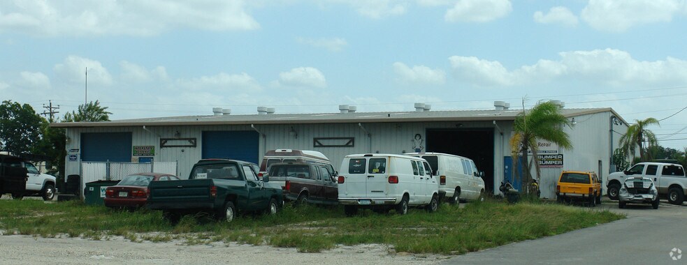 1044 NE Pine Island Rd, Cape Coral, FL à louer - Photo principale - Image 3 de 9