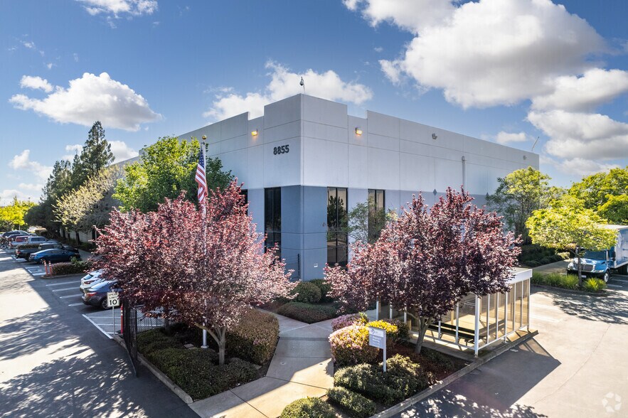 8860 Industrial Ave, Roseville, CA à louer - Photo principale - Image 2 de 29
