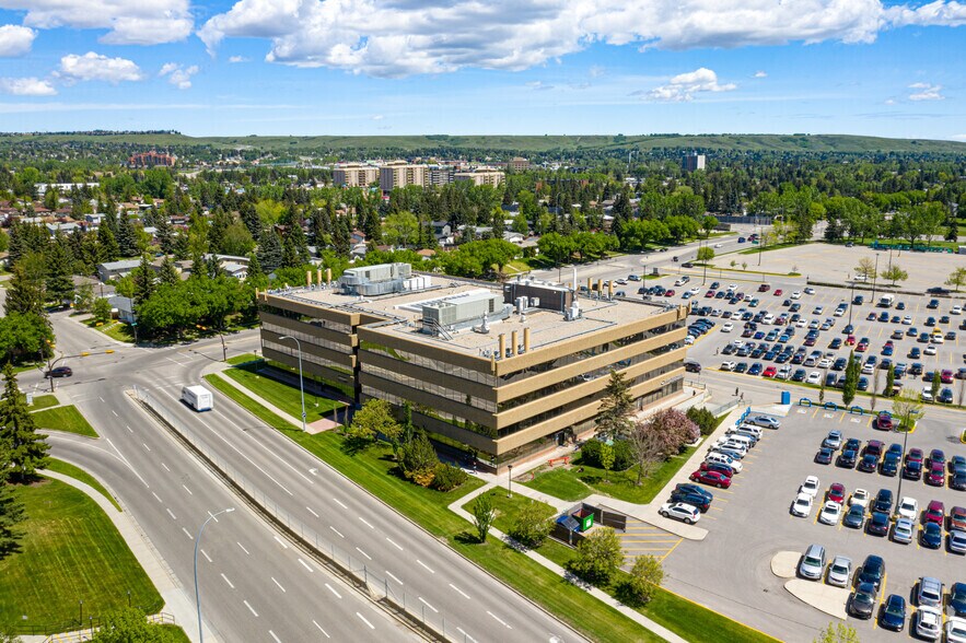 4935 40th Ave, Calgary, AB à louer - Aérien - Image 2 de 8