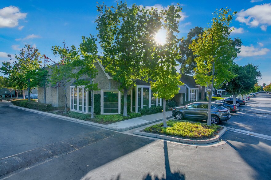 151 Kalmus Dr, Costa Mesa, CA à vendre - Photo du bâtiment - Image 3 de 7