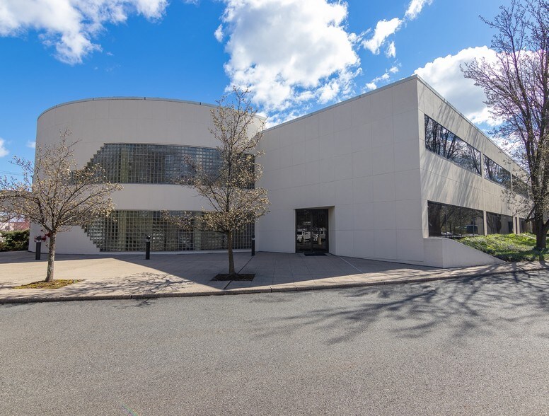 615 W Mount Pleasant Ave, Livingston, NJ à louer - Photo du bâtiment - Image 1 de 4