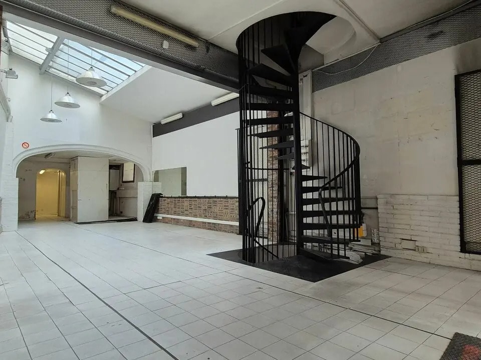 Multifamily in Paris for sale Building Photo- Image 1 of 7