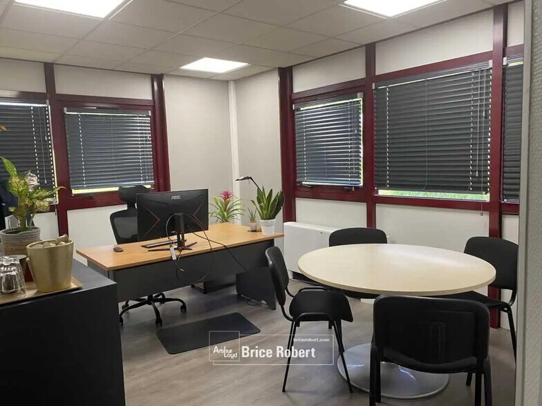 Bureau dans L'Isle-d'Abeau à vendre - Photo du bâtiment - Image 2 de 11
