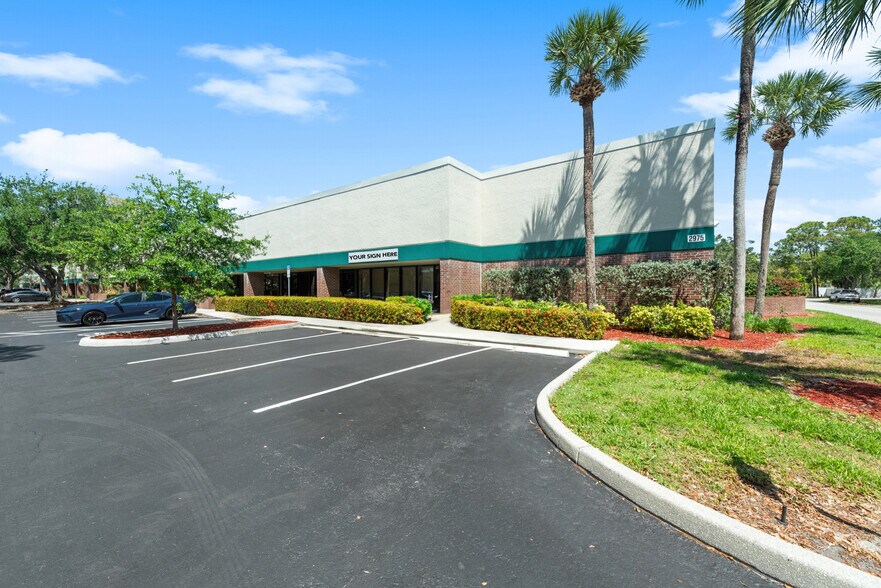 2975 S Horseshoe Dr, Naples, FL à louer - Photo du bâtiment - Image 1 de 1