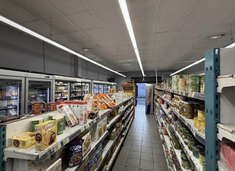 Multifamily in Toulon for sale - Building Photo - Image 3 of 8