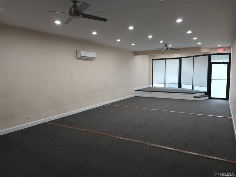 351-357 W Sunrise Hwy, Freeport, NY for lease - Interior Photo - Image 2 of 8