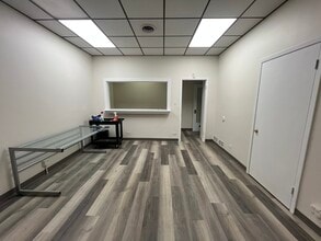 116-118 S York St, Elmhurst, IL for lease Interior Photo- Image 2 of 5