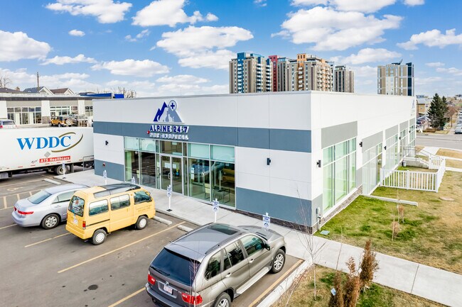 Plus de détails pour 5707 Macleod Trl SW, Calgary, AB - Commerce de détail à louer