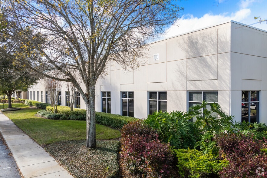 660 Century Pt, Lake Mary, FL à louer - Photo du bâtiment - Image 3 de 9