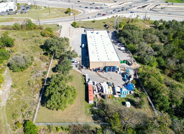 505 Yager Ln W, Austin, TX à louer - Photo du bâtiment - Image 3 de 13