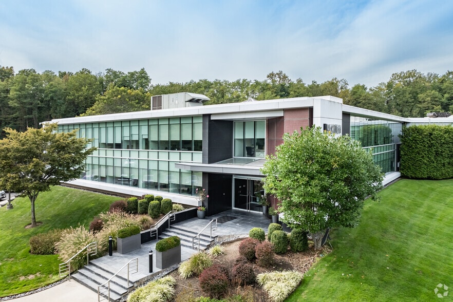 12 Harbor Park Dr, Port Washington, NY for sale - Primary Photo - Image 1 of 14