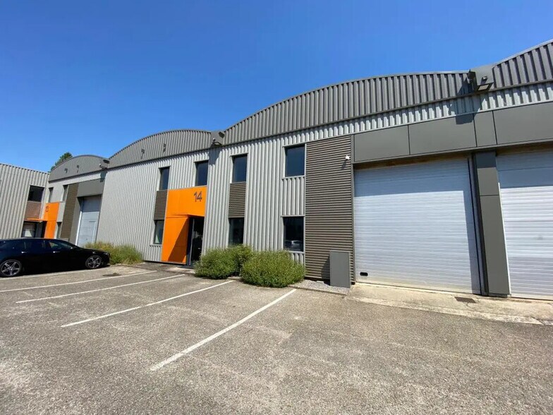 Flex dans Dardilly à louer - Photo du bâtiment - Image 1 de 11