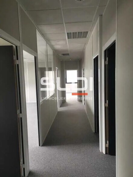 Office in Vaulx-Milieu for lease - Building Photo - Image 3 of 8