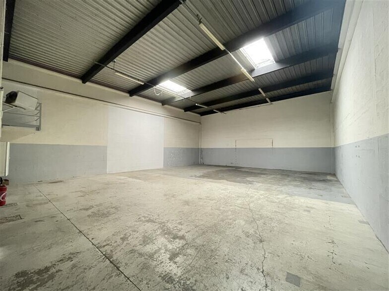 Flex in Villepinte for lease - Interior Photo - Image 2 of 9