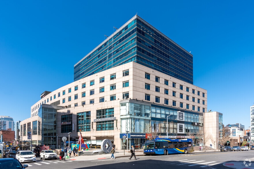 136-17 39th Ave, Flushing, NY for lease - Building Photo - Image 3 of 12