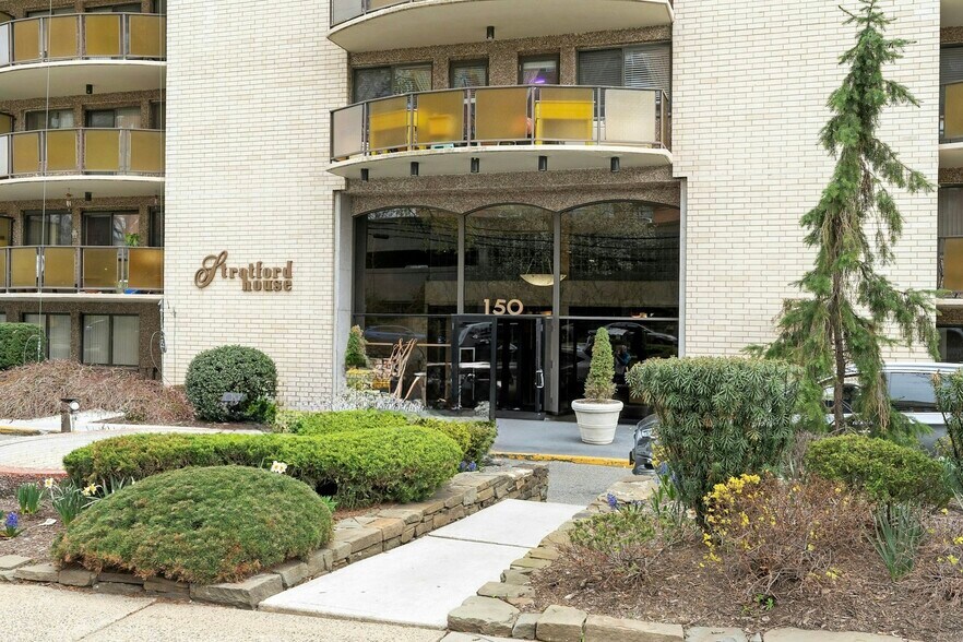 150 Overlook Ave, Hackensack, NJ à vendre - Photo du bâtiment - Image 2 de 12
