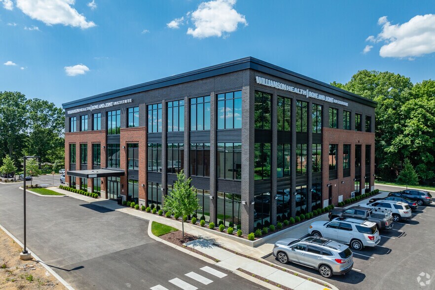 5221 Port Royal Rd, Spring Hill, TN à louer - Photo du bâtiment - Image 2 de 5