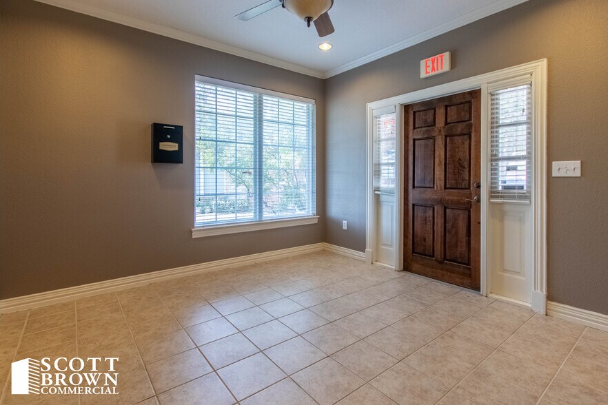 860 Hebron Pky, Lewisville, TX à louer - Photo du bâtiment - Image 3 de 12