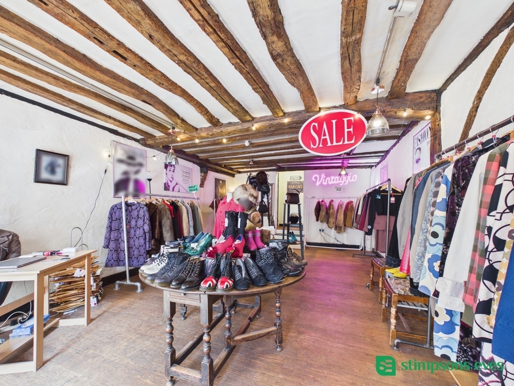 3 Peacock Parade, Leighton Buzzard for lease Interior Photo- Image 1 of 3