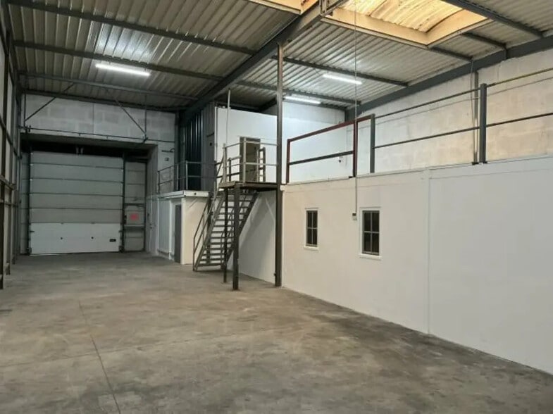 Flex in Bondy for lease - Interior Photo - Image 2 of 4