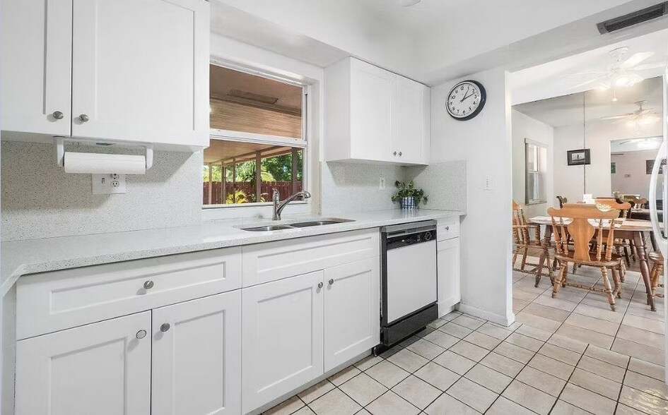 2211 SE 3rd St, Boynton Beach, FL à vendre - Photo intérieure - Image 2 de 6