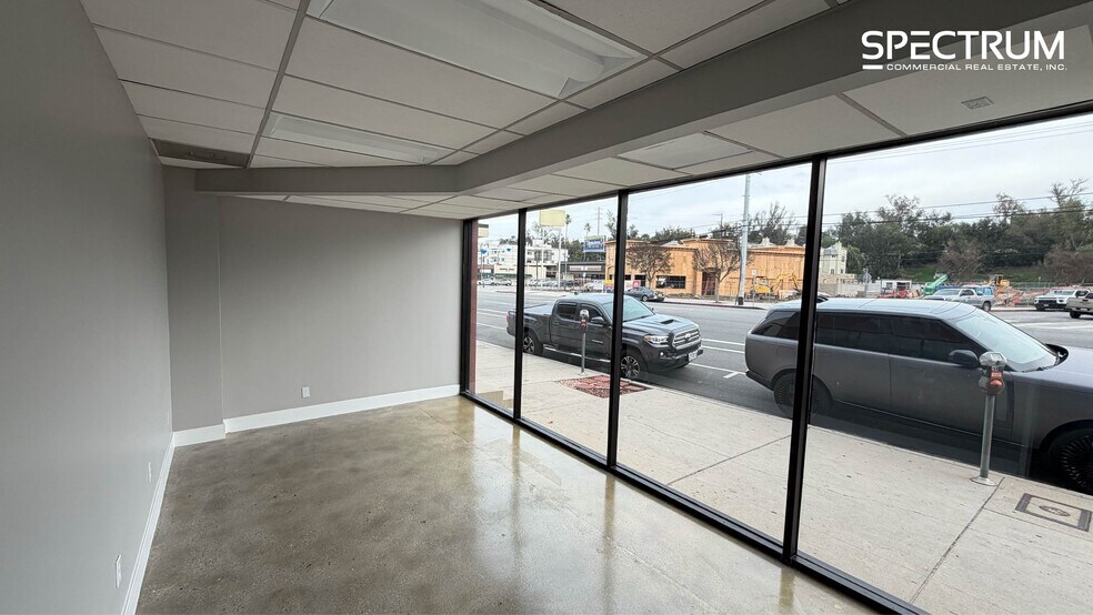 22837 Ventura Blvd, Woodland Hills, CA à louer - Photo du bâtiment - Image 3 de 14