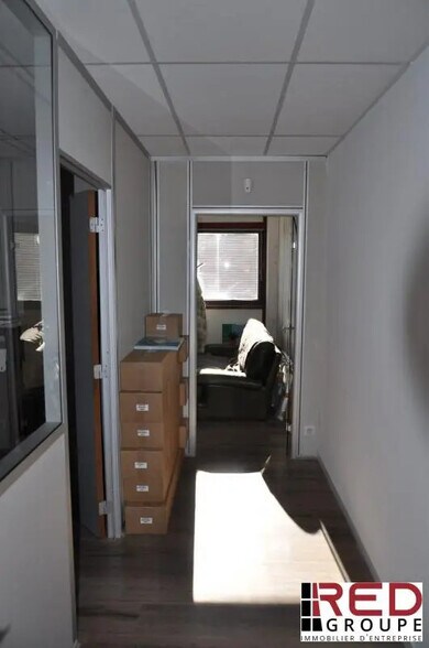 Office in Meyreuil for lease - Building Photo - Image 2 of 4