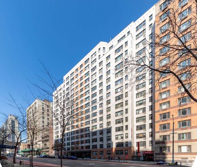 333 E 34th St, New York, NY à vendre - Photo du bâtiment - Image 3 de 6