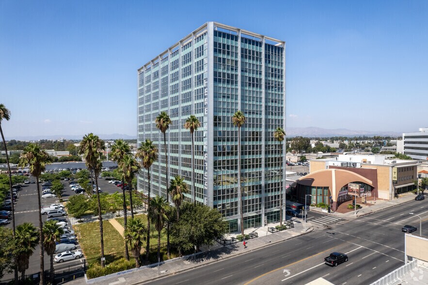8155 Van Nuys Blvd, Panorama City, CA à louer - Photo du bâtiment - Image 1 de 22