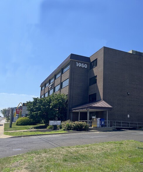 1950 Street Rd, Bensalem, PA à louer - Photo du bâtiment - Image 2 de 12