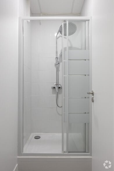92 Rue Marguerite De Rochechouart, Paris for lease - Interior Photo - Image 3 of 16