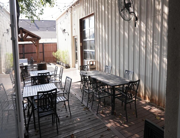 212 N Oak St, Roanoke, TX à louer - Photo du bâtiment - Image 2 de 7