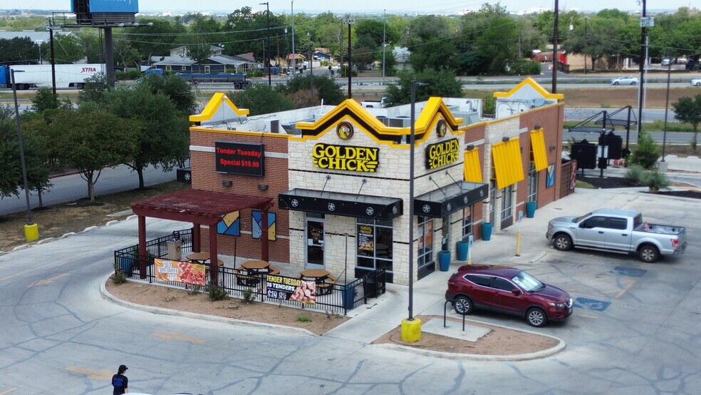 Golden Chick - 4 Stores - All or Part portefeuille de 4 propriétés à vendre sur LoopNet.ca - Photo du bâtiment - Image 2 de 4