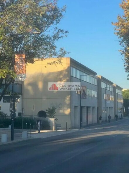 Retail in Avignon for sale - Building Photo - Image 3 of 4