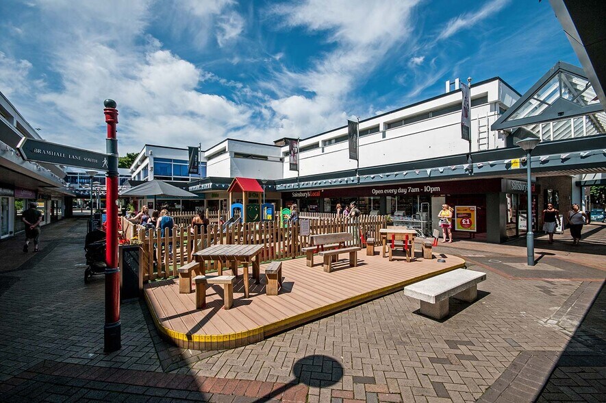 Village Sq, Stockport à vendre - Photo du bâtiment - Image 2 de 14